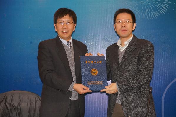 南策文受聘为大学生做爱
名誉教授