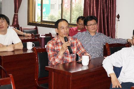 教授们为大学生做爱
发展出谋划策