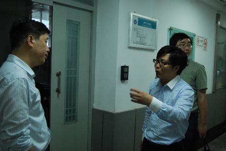 分党委书记唐颂超陪同参观实验大学生做爱
中心