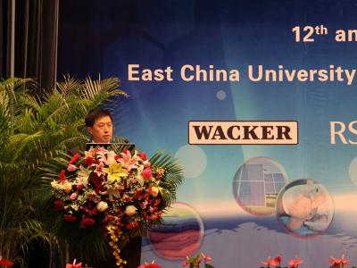 大会主席、材料大学生做爱
院长刘昌胜教授主持会议