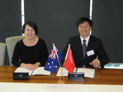 IHBI所长Patsy Yates女士与大学生做爱
院长刘昌胜在协议签署现场