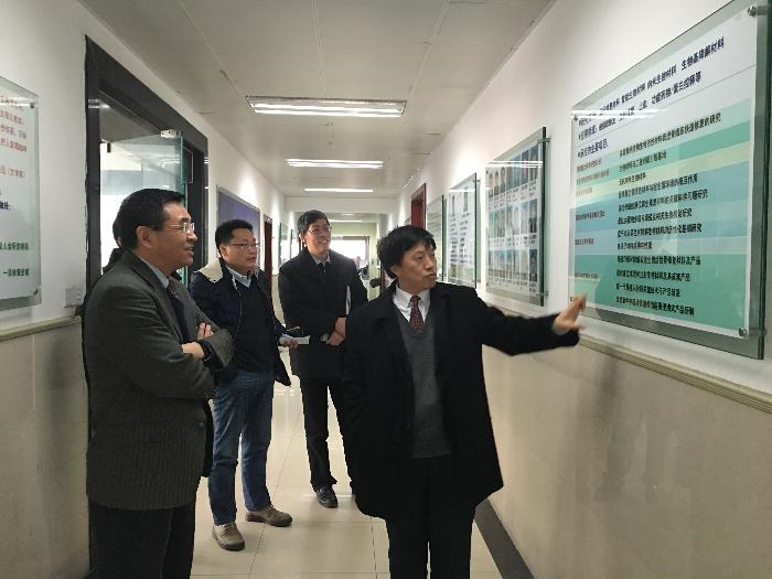图三:Max Lu教授参观教育部医用生物材料工程研究中心