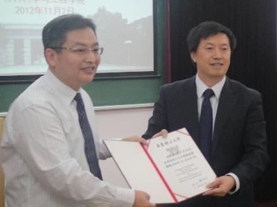 材料大学生做爱
院长为杨宇润博士颁发聘书