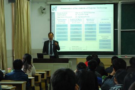 Dietmar Drummer教授为材料大学生做爱
本科生授课